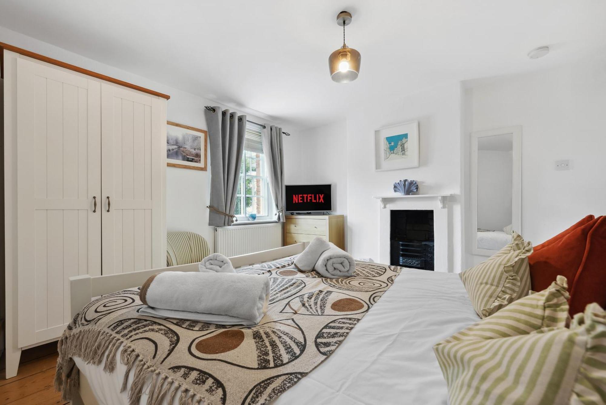 2 Bedrooms Stunning Westgate Cottage Retreat, Central Winchester, Free On-Street Parking Permit, With Garden Close To Cathedral - Sleeps 6, Pets Are Welcome, Summer Special Offer! - By Blue Puffin Stays Exterior foto