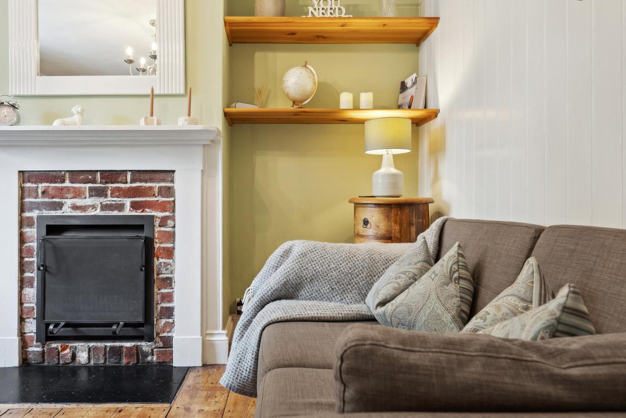 2 Bedrooms Stunning Westgate Cottage Retreat, Central Winchester, Free On-Street Parking Permit, With Garden Close To Cathedral - Sleeps 6, Pets Are Welcome, Summer Special Offer! - By Blue Puffin Stays Exterior foto