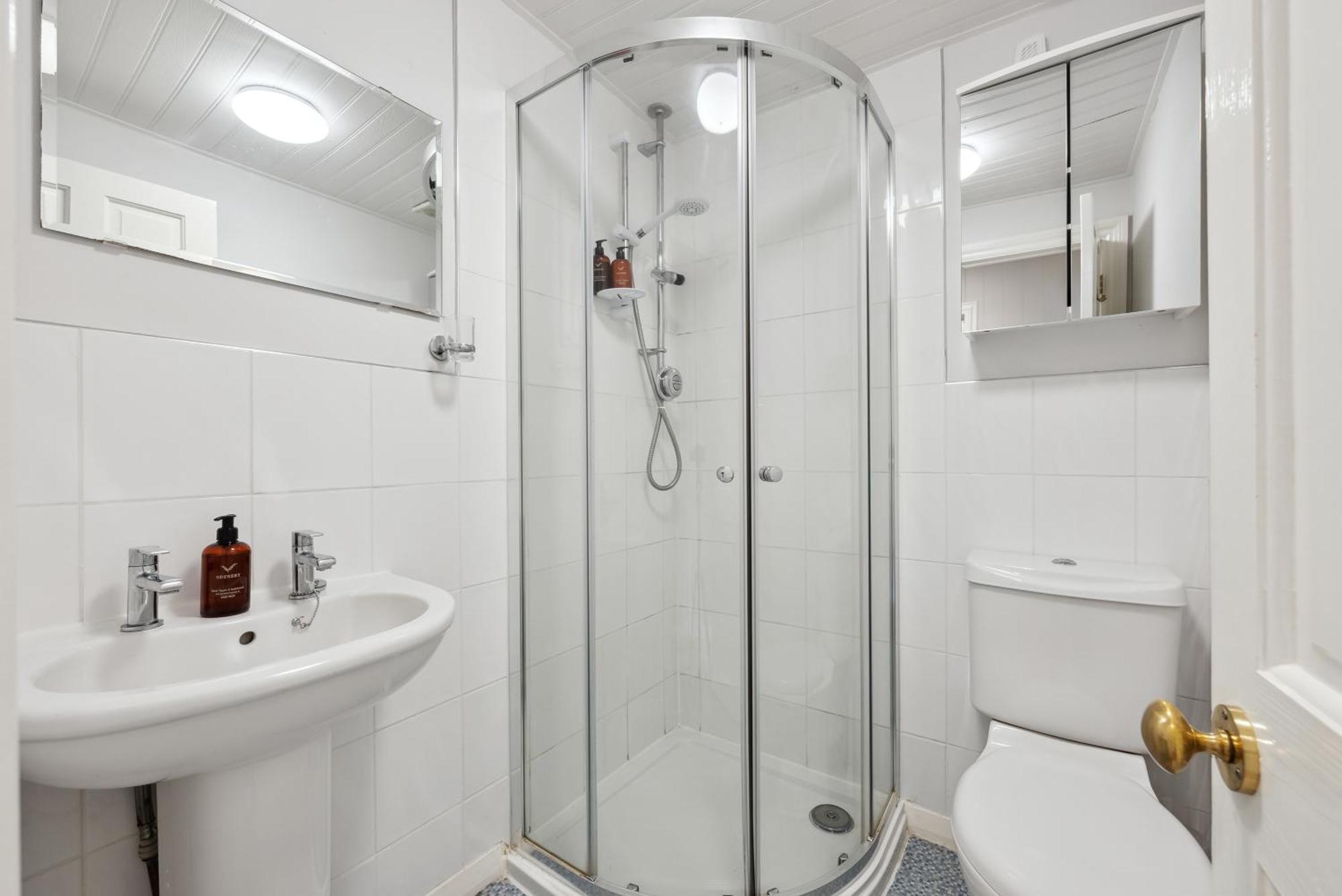 2 Bedrooms Stunning Westgate Cottage Retreat, Central Winchester, Free On-Street Parking Permit, With Garden Close To Cathedral - Sleeps 6, Pets Are Welcome, Summer Special Offer! - By Blue Puffin Stays Exterior foto